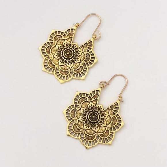 Xo, nelly Jewelry - 🆕 Boho Lotus Flower Etched Hollow Drop Earrings